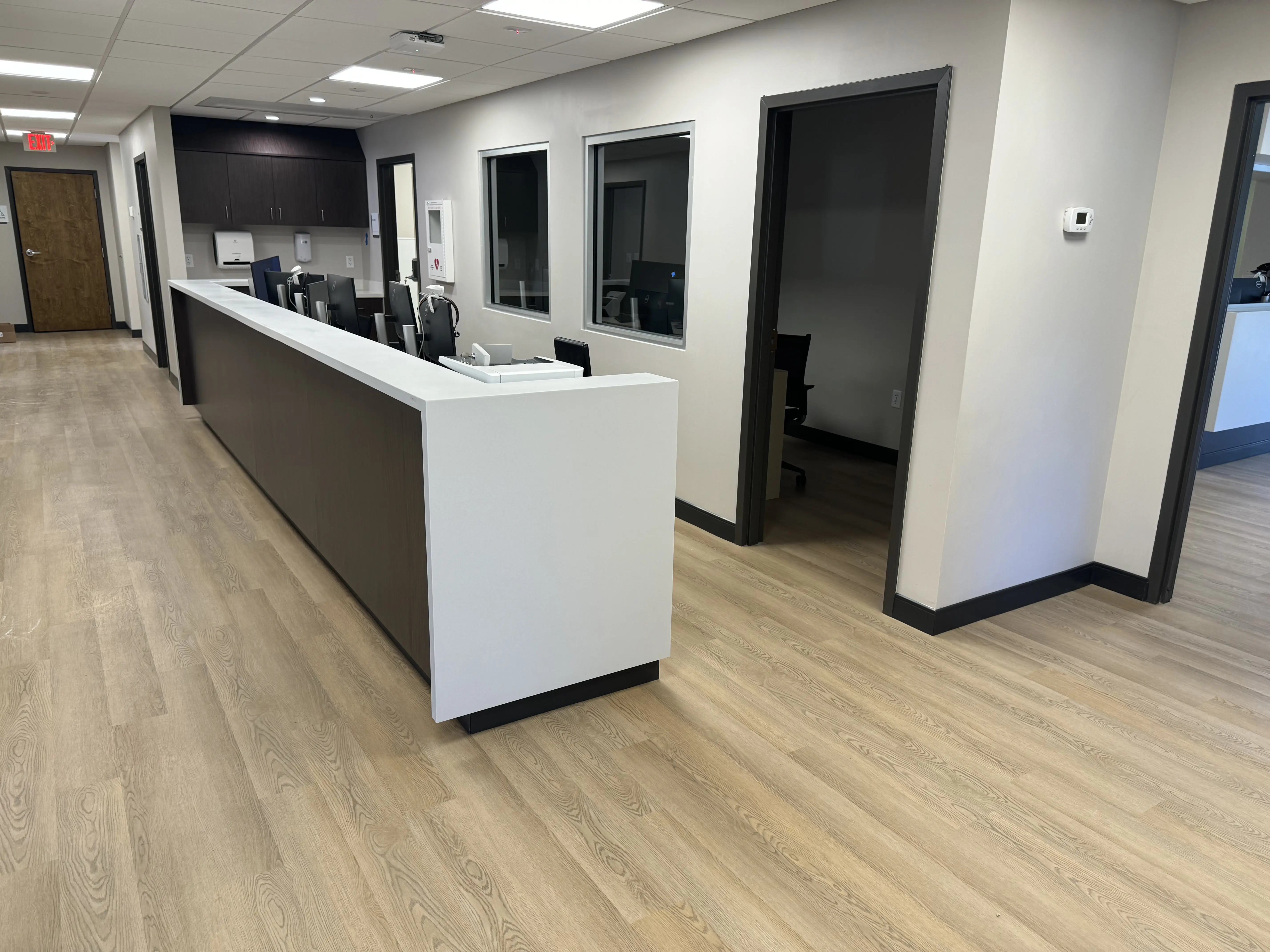 Instalación de piso de madera en oficina comercial Orlando FL - FL Quality Solutions