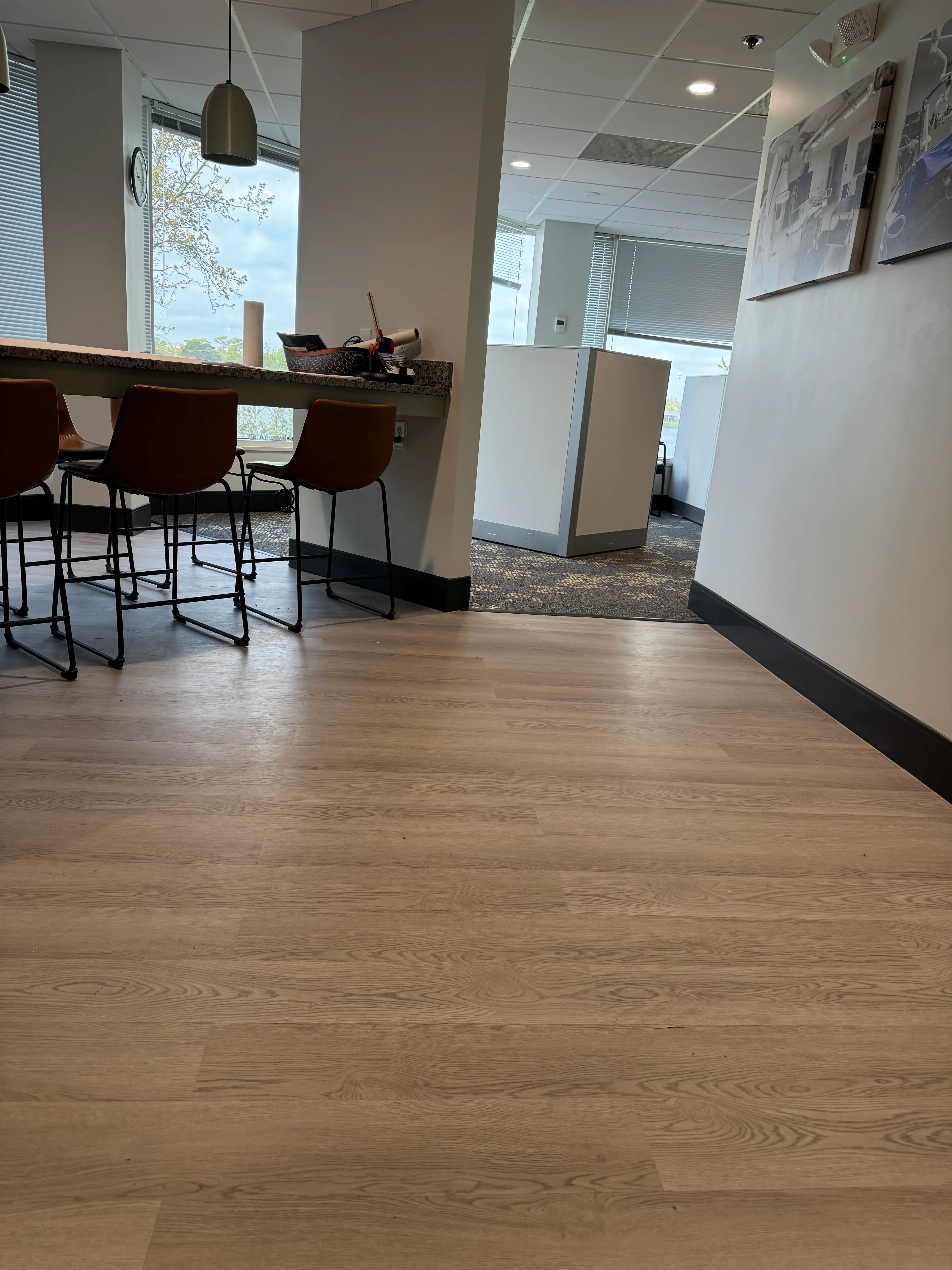 Instalación de piso laminado en oficina comercial Orlando FL - FL Quality Solutions